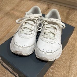 New balance white tennis shoes big kid size 1 XW